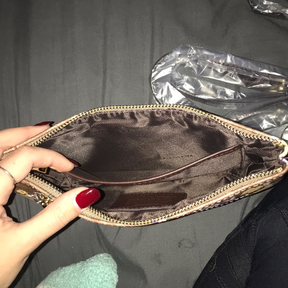 Coach Purse, turns: Clutch, Wristlet, crossbody - Picture 4 of 7